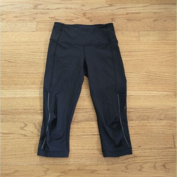 Lululemon black crop legging Mesh 4 EUC - Picture 1 of 2